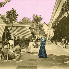 Marie Quinton de profil devant sa brasserie de Royat